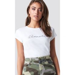 Pamela x NA-KD T-shirt basic Romantic - White. Białe t-shirty damskie Pamela x NA-KD, z nadrukiem, z dżerseju, z okrągłym kołnierzem. Za 80,95 zł.