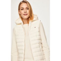 Tommy Hilfiger - Bezrękawnik puchowy. Białe kurtki damskie TOMMY HILFIGER, s, bez wzorów, z materiału, z kapturem. Za 649,90 zł.