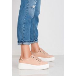 BUTY SPORTOWE NA PLATFORMIE. Buty sportowe damskie KYLIE, bez wzorów, ze skóry ekologicznej, sportowe. Za 79,00 zł.