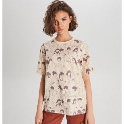 Koszulka all over We are creators - Beżowy. Brązowe koszulki damskie Cropp, s, bez wzorów, bez kołnierzyka, bez rękawów. Za 39,99 zł.