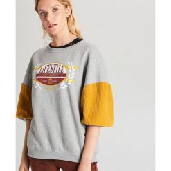 Bluza oversize z łączonych materiałów - Jasny szary. Szare bluzy damskie Cropp, m, bez wzorów, z materiału, bez rękawów, bez kaptura. Za 99,99 zł.