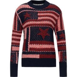 Sweter Tommy Jeans Chunky Knit Americana DW0DW07225. Czerwone swetry damskie Tommy Jeans, l, bez wzorów, z bawełny, klasyczne, bez rękawów, bez kaptura. W wyprzedaży za 289,00 zł.