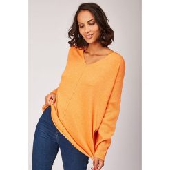 Sweter w kolorze pomarańczowym. Pomarańczowe swetry damskie L'étoile du cachemire, bez wzorów, z kaszmiru, klasyczne, bez rękawów, bez kaptura. W wyprzedaży za 129,95 zł.