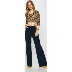 Desigual - Bluzka. Czarne bluzki damskie Desigual, na co dzień, s, w kwiaty, z wiskozy, casualowe, bez kołnierzyka, bez rękawów. W wyprzedaży za 179,90 zł.