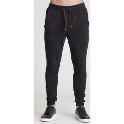SPODNIE EMERY GUESS. Czarne spodnie męskie Guess, xl, z aplikacjami, z bawełny. Za 185,00 zł.