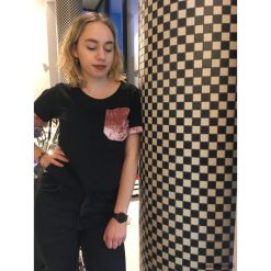 T-shirt z kieszonką Pink Velvet. Różowe bluzki damskie marki Pakamera, bez wzorów, z weluru, bez kołnierzyka, bez rękawów. Za 89,00 zł.