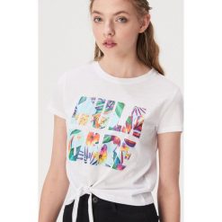 Wiązany t-shirt z tropikalnym nadrukiem - Biały. Białe t-shirty damskie Sinsay, s, z nadrukiem, bez kołnierzyka. W wyprzedaży za 7,99 zł.