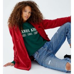 Bluza z napisem. Szare bluzy damskie Pull&Bear, z napisami, bez rękawów, bez kaptura. Za 39,90 zł.