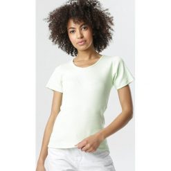 Jasnozielony T-shirt Blomsea. Zielone t-shirty damskie Born2be, s, bez wzorów, z dzianiny, sportowe, bez kołnierzyka. Za 39,99 zł.