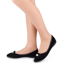 Balerinki damskie Ideal Shoes M-8806 Czarne. Czarne baleriny damskie Ideal Shoes, bez wzorów, z tworzywa sztucznego, klasyczne, bez obcasa, na płaskiej podeszwie. Za 45,00 zł.