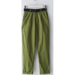 Tkaninowe spodnie z paskiem - Khaki. Brązowe spodnie damskie Sinsay, s, z tkaniny. Za 59,99 zł.