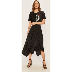 Desigual - Sukienka. Czarne sukienki damskie Desigual, na co dzień, z aplikacjami, z bawełny, casualowe, z okrągłym kołnierzem, z krótkim rękawem, krótkie, midi, rozkloszowane. Za 649,90 zł.