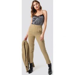 NA-KD Classic Dopasowane spodnie garniturowe - Beige. Brązowe spodnie damskie NA-KD Classic. Za 161,95 zł.