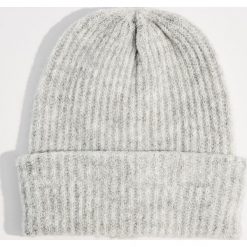 Czapka beanie z dzianiny w prążki - Jasny szar. Szare czapki damskie marki Mohito, w prążki, z dzianiny. Za 39,99 zł.