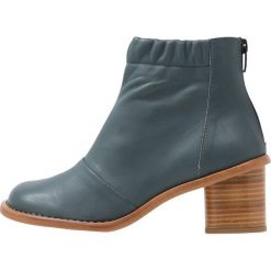 Neosens DEBINA Ankle boot bottle. Szare botki damskie marki Neosens, ze skóry, bez obcasa, bez zapięcia. Za 859,00 zł.