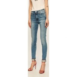 Tommy Jeans - Jeansy Sylvia. Niebieskie jeansy damskie Tommy Jeans, z podwyższonym stanem. W wyprzedaży za 459,90 zł.