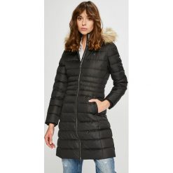 Tommy Jeans - Kurtka puchowa. Czarne kurtki damskie jeansowe marki Tommy Jeans, s, długie, z kapturem. W wyprzedaży za 949,90 zł.