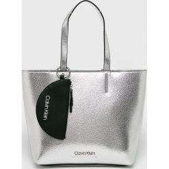 Calvin Klein - Torebka. Szare torebki klasyczne damskie Calvin Klein, bez wzorów, ze skóry ekologicznej, casualowe, na ramię, duże, bez dodatków. W wyprzedaży za 499,90 zł.