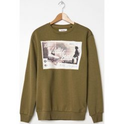 Bluza z nadrukiem - Khaki. Brązowe bluzy męskie House, s, z nadrukiem, bez kołnierzyka, bez rękawów, bez kaptura. Za 79,99 zł.