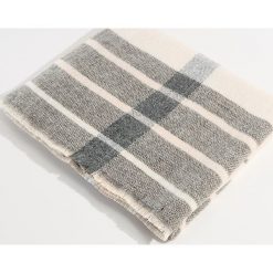 Szalik w pasy - Różowy. Czerwone szaliki damskie Mohito. Za 59,99 zł.