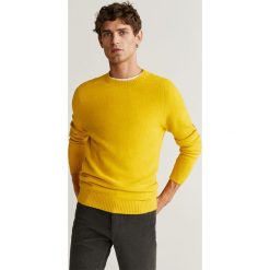 Mango Man - Sweter Foam. Żółte swetry męskie Mango Man, s, bez wzorów, z elastanu, z okrągłym kołnierzem, bez kaptura. W wyprzedaży za 139,90 zł.