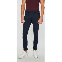 Guess Jeans - Spodnie Adam. Niebieskie spodnie męskie Guess Jeans, na co dzień, m, z aplikacjami, z elastanu, casualowe. W wyprzedaży za 269,90 zł.