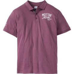 Shirt polo z nadrukiem bonprix matowy jeżynowy. Fioletowe koszulki męskie bonprix, s, z nadrukiem, bez rękawów. Za 44,99 zł.