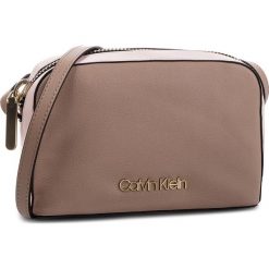 Torebka CALVIN KLEIN - Drive Camera Bag Cb K60K604631 908. Brązowe torebki klasyczne damskie marki Calvin Klein, bez wzorów, ze skóry ekologicznej, wizytowe, na ramię, bez dodatków. W wyprzedaży za 299,00 zł.