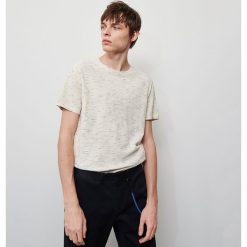 T-shirt z melanżowej dzianiny - Beżowy. Brązowe t-shirty męskie Reserved, s, z dzianiny. Za 49,99 zł.