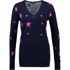 Swetry klasyczne damskie: Baukjen LOXLEY Sweter darkest navy and bright pink