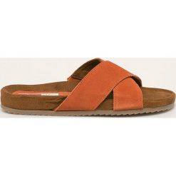 S. Oliver - Klapki skórzane. Klapki damskie S.Oliver, bez wzorów, ze skóry, bez obcasa, na obcasie. Za 189,90 zł.