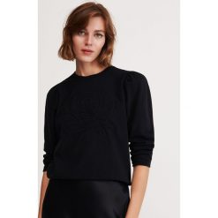 Bawełniana bluza z aplikacją - Czarny. Czarne bluzy damskie Reserved, s, z aplikacjami, z bawełny. W wyprzedaży za 39,99 zł.