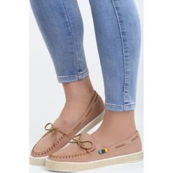 Różowe Espadryle Orona. Różowe espadryle damskie Born2be, bez wzorów, ze skóry, bez obcasa, na płaskiej podeszwie. Za 69,99 zł.
