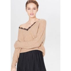 Sweter z koronkowym zdobieniem - Beżowy. Brązowe swetry damskie Mohito, s, z aplikacjami, z koronki, bez rękawów, bez kaptura. Za 119,99 zł.