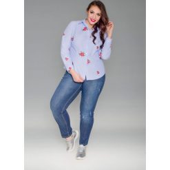 Elegancka pasiasta koszula paski haftowane kwiaty PLUS SIZE. Niebieskie bluzki damskie Moda Size Plus Iwanek, do pracy, s, w paski, z bawełny, eleganckie, z koszulowym kołnierzykiem, plus size, z długim rękawem. Za 129,00 zł.