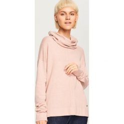 Sweter z szerokim golfem - Różowy. Czerwone golfy damskie marki Reserved, m. Za 59,99 zł.