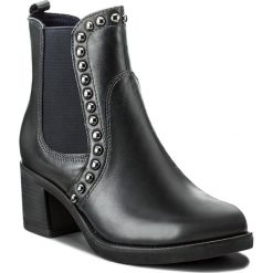 Botki TAMARIS - 1-25923-39 Navy 805. Niebieskie botki damskie na obcasie Tamaris, ze skóry. W wyprzedaży za 249,00 zł.