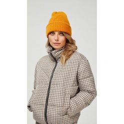 Czapka z prążkowanej dzianiny. Żółte czapki damskie Moodo, bez wzorów, z dzianiny. Za 34,99 zł.