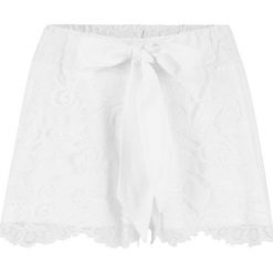 Szorty plażowe bonprix biały. Białe szorty damskie marki bonprix, z koronki. Za 59,99 zł.