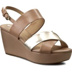 Sandały GEOX - D Thelma C D62N9C 043BN CH62L Lt Taupe/Lt Gold. Brązowe klapki damskie Geox, bez wzorów, ze skóry ekologicznej, bez obcasa, na obcasie. W wyprzedaży za 189,00 zł.