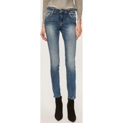 Guess Jeans - Jeansy Annette. Niebieskie jeansy damskie z podwyższonym stanem. W wyprzedaży za 279,90 zł.