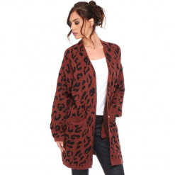 Kardigan "Leopard" w kolorze czerwonobrązowym. Brązowe kardigany damskie marki Cosy Winter, s, z motywem zwierzęcym. W wyprzedaży za 181,95 zł.