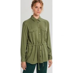 Koszula ze ściągaczem - Khaki. Brązowe koszule damskie Cropp, s. W wyprzedaży za 19,99 zł.