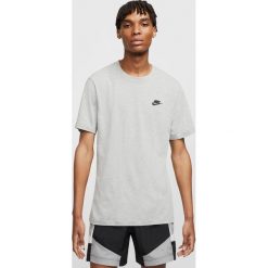 Nike NSW Club Koszulka Szary. Szare podkoszulki męskie Nike, xxl, z haftami, z bawełny, bez kołnierzyka, krótkie. Za 85,95 zł.