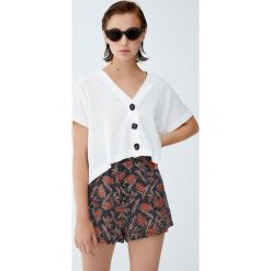 Wzorzyste spodenki z zakładkami. Szare szorty damskie Pull&Bear, bez wzorów. Za 48,90 zł.
