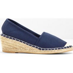 Espadryle na koturnie bonprix ciemnoniebieski. Niebieskie espadryle damskie bonprix, bez wzorów, bez obcasa, na platformie. Za 69,99 zł.