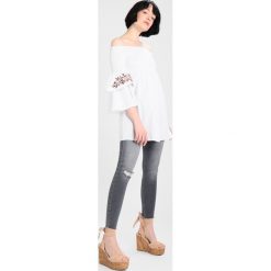 Bluzki damskie: NAKD DEBIFLUE SMOCKED OFF SHOULDER Bluzka white