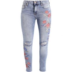New Look Petite FLORAL PRINTED STRAWBERRY Jeans Skinny Fit blue. Niebieskie rurki damskie New Look Petite, petite. W wyprzedaży za 132,30 zł.