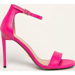 Marciano Guess - Sandały skórzane. Różowe sandały damskie MARCIANO GUESS, z aplikacjami, ze skóry, bez obcasa, na obcasie, na klamry. Za 749,90 zł.