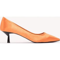 Czółenka: NA-KD Shoes Satynowe czółenka na niskim obcasie – Orange